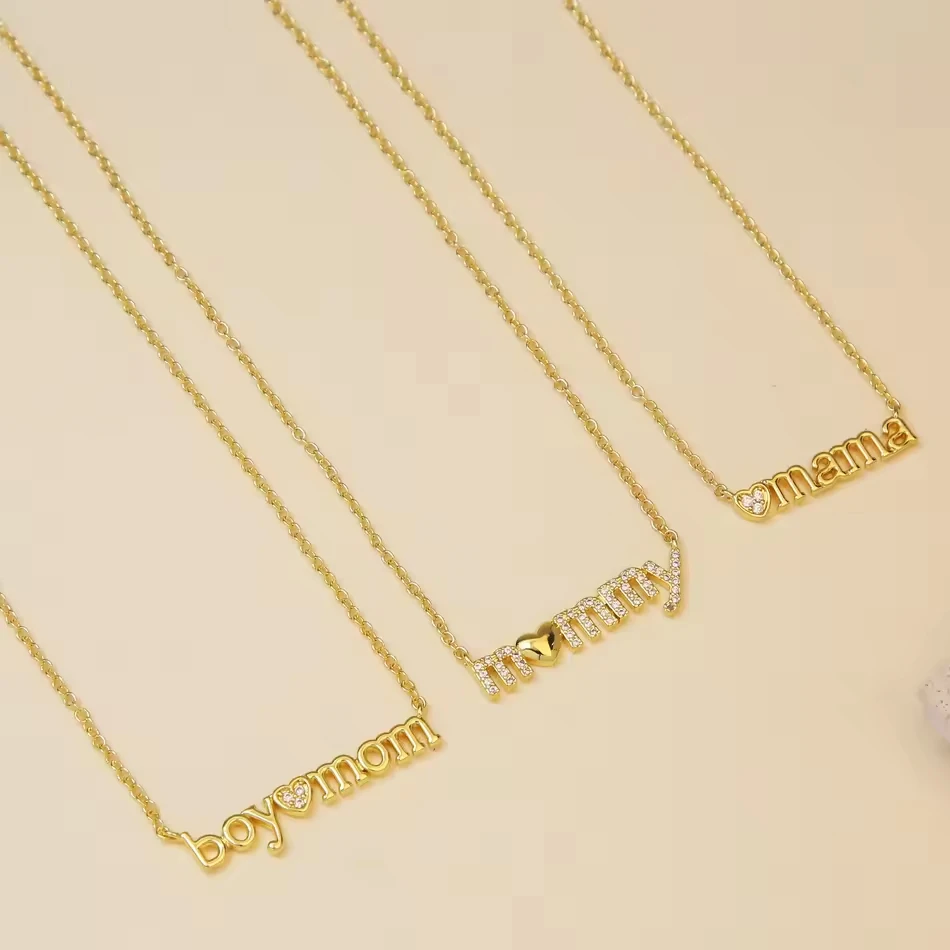 OEM kundenspezifischer Schmuck, modische Halskette aus Messing, Buchstabe Mom mit Zirkonfassung, her