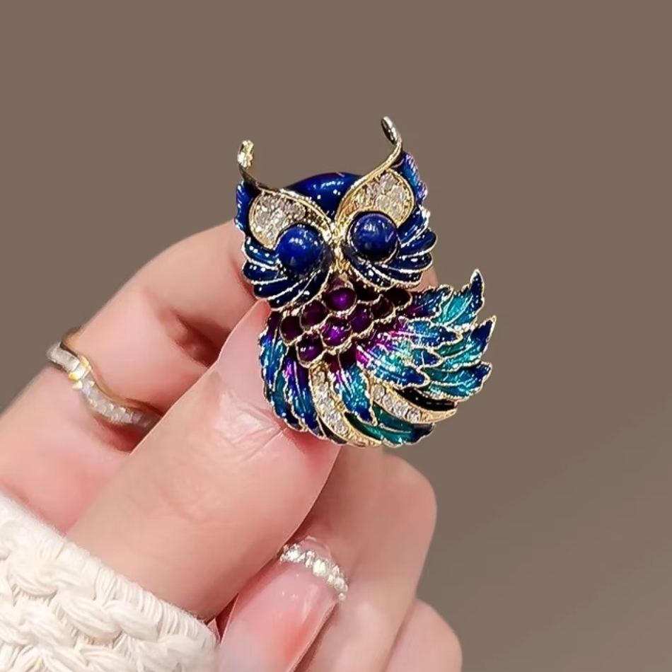 Großhandel: Entzückende Emaille-Brosche mit bemalter Eule und Legierung, stilvolles Accessoire für Männer und Frauen, hochwertige Blumennadel, Hochzeit, Verlobung
