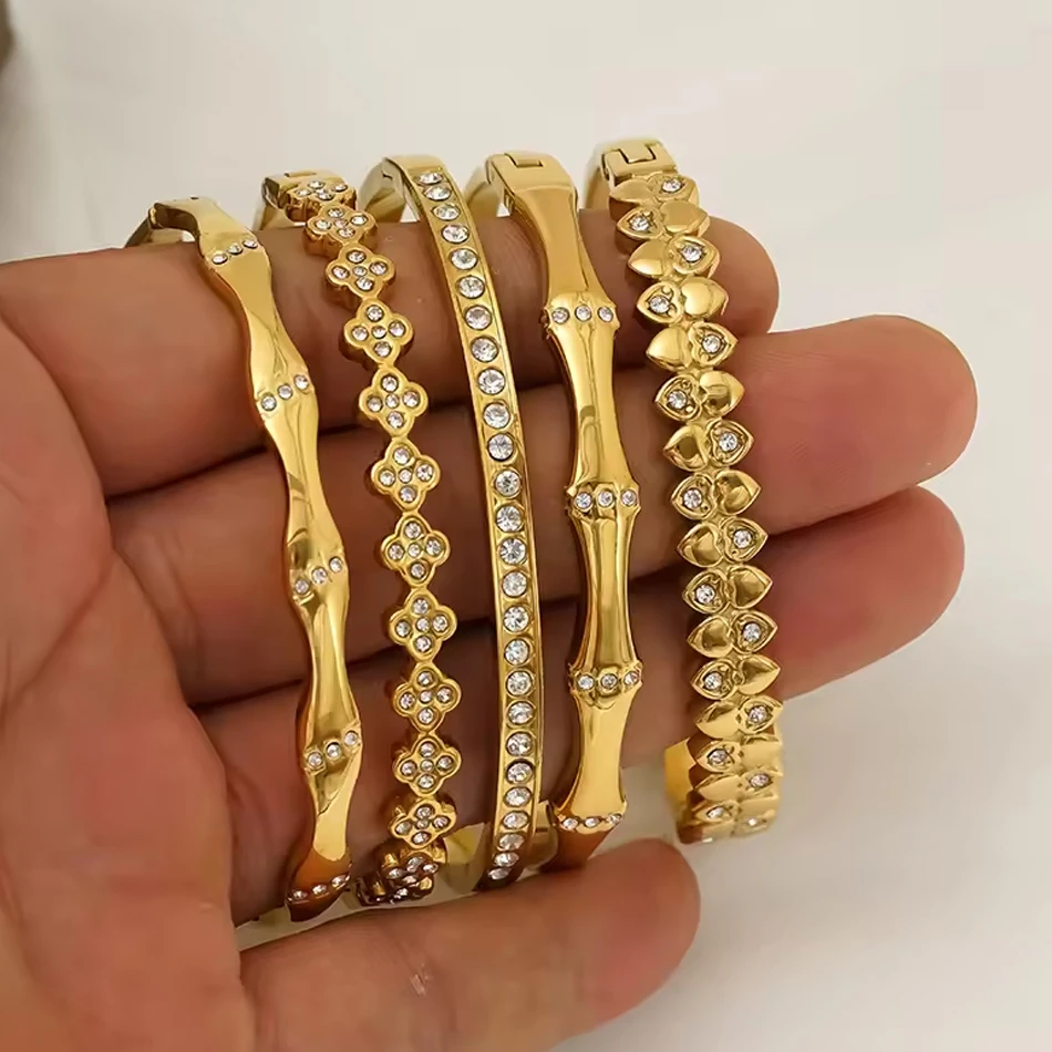 OEM-kundenspezifischer Schmuck aus vergoldetem Edelstahl in Herzform mit funkelndem Zirkon-Modeschmu
