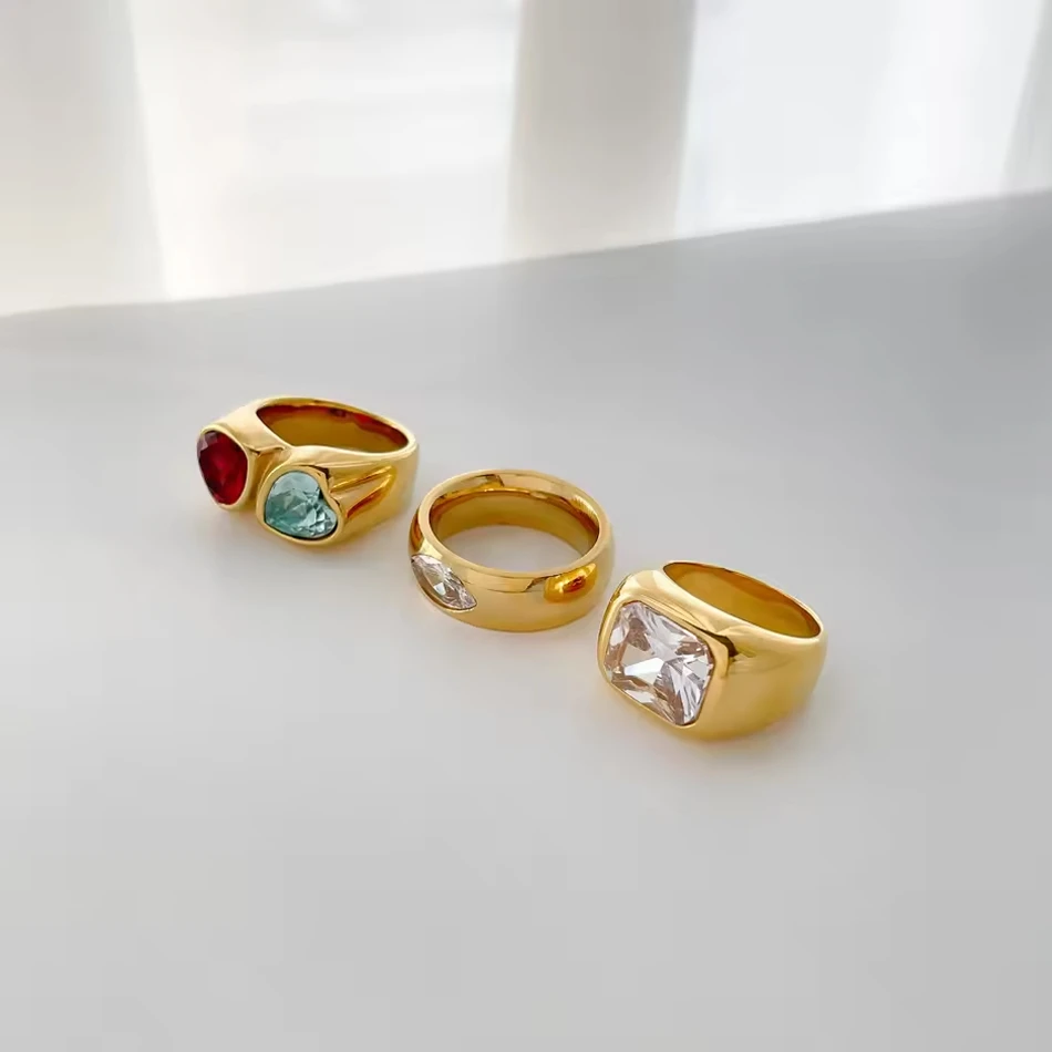OEM kundenspezifischer Schmuck, Titanstahl plattiert, 18 Kt. Gold, pfirsichfarbener Herzzirkonring,