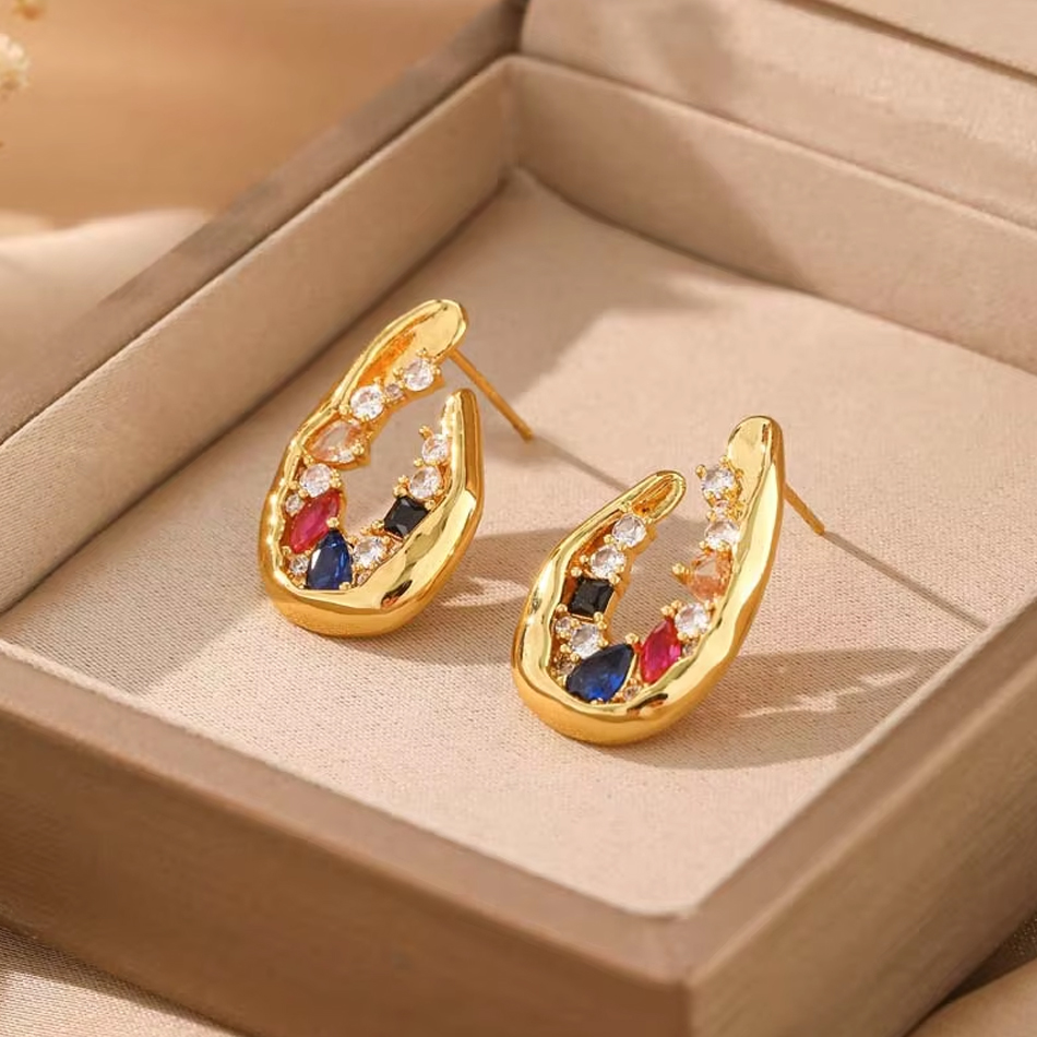 OEM Custom Jewelry Mode Damen Ohrringe Messing 18K Gold Geometrie Form Luxus Zirkon Dekoration Feine kleine Ohrstecker