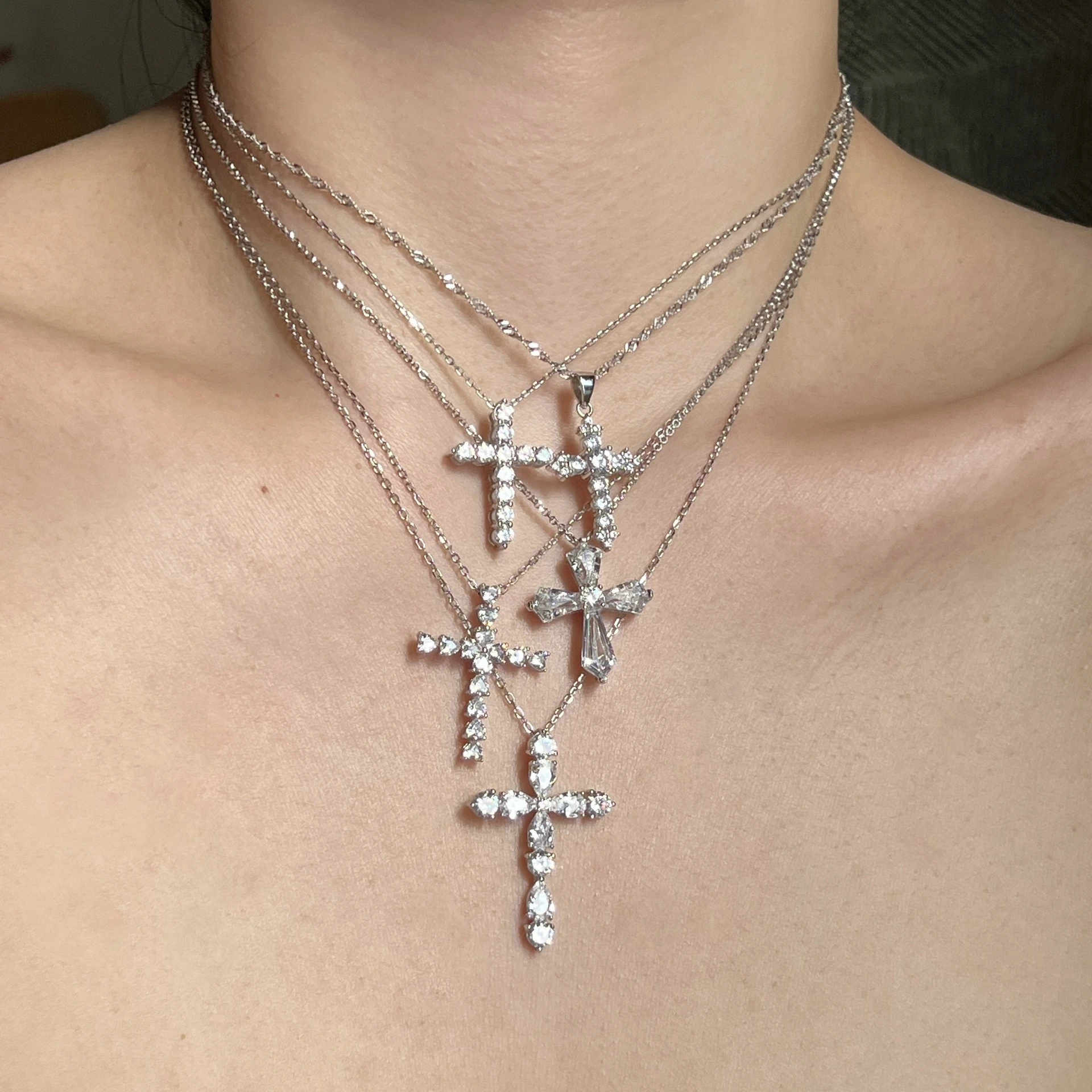 Individuell gestalteter Schmuck aus 925er-Sterlingsilber, Halskette mit modischem Kreuzanh&auml;nger und