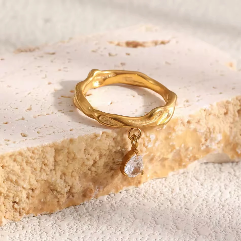 OEM-kundenspezifischer Schmuck-Edelstahl-Ohrring mit geh&auml;mmerter Struktur und birnenf&ouml;rmigem ZIRKON-
