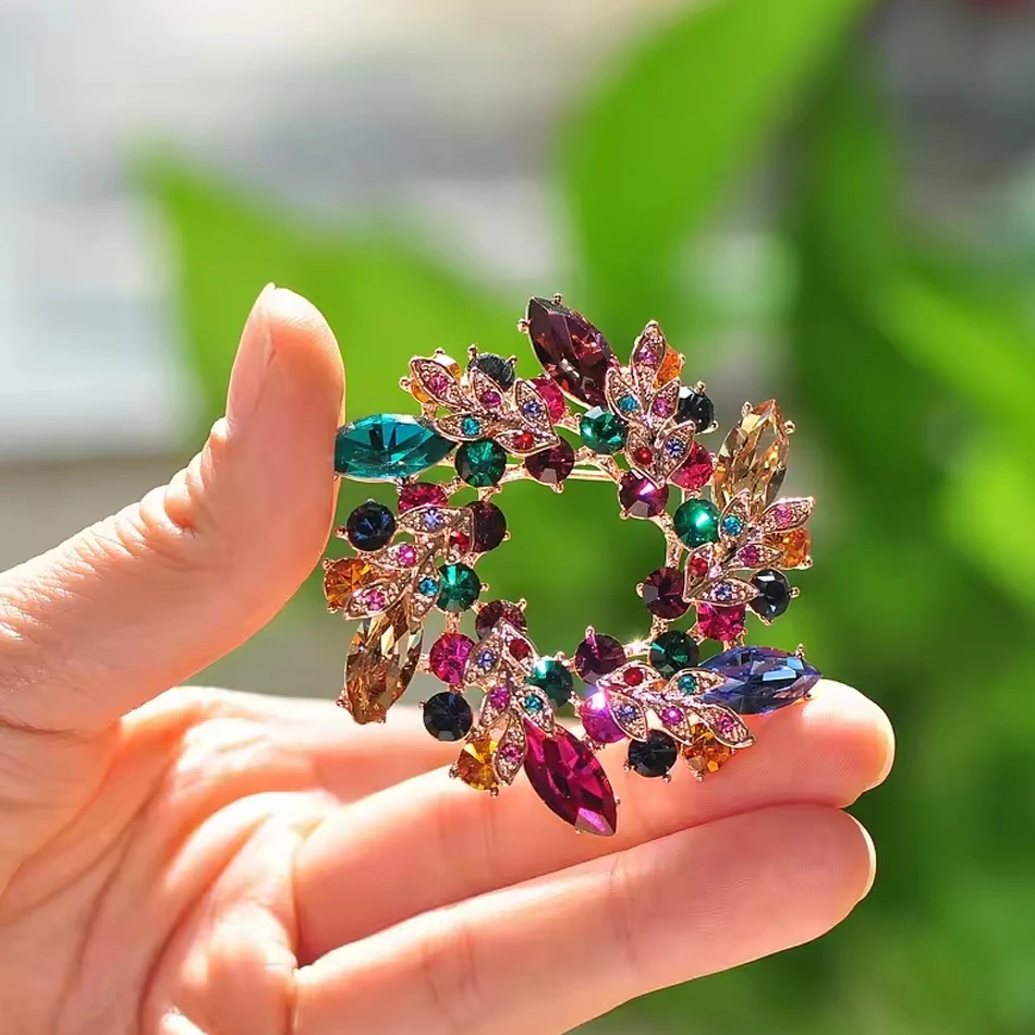 Ma&szlig;geschneiderte Kristall-Brosche aus Zinklegierung mit Strass-Diamant-Koralle &ndash; f&uuml;r Hochzeitsfeier,