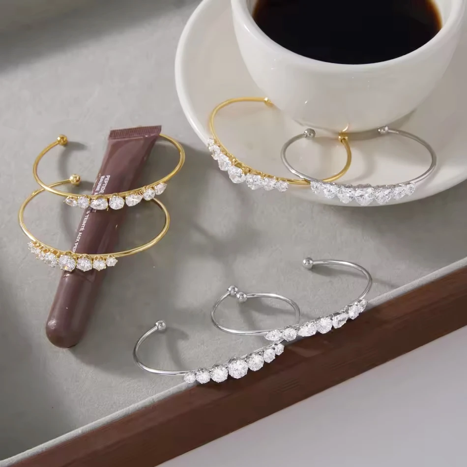 OEM kundenspezifischer Schmuck, modischer, durchbrochener, geometrischer, herzf&ouml;rmiger Zirkonia-Armr